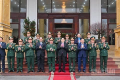 Chủ tịch nước Lương Cường với các đại biểu tại Trụ sở Quân khu 2.