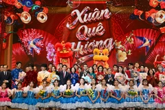 Chủ tịch nước Lương Cường và Phu nhân Nguyễn Thị Minh Nguyệt cùng các đại biểu và nghệ sĩ tại Chương trình Xuân Quê hương 2026.