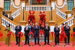 Tổng Bí thư Tô Lâm, Chủ tịch nước Lương Cường, Thường trực Ban Bí thư Trần Cẩm Tú cùng các đồng chí lãnh đạo, nguyên lãnh đạo Đảng, Nhà nước thực hiện nghi thức cắt băng khánh thành công trình Trụ sở làm việc Cơ quan Chủ tịch nước.