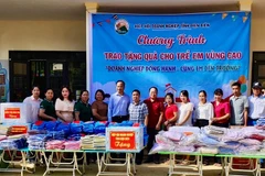 Đại diện lãnh đạo Hiệp hội Doanh nghiệp tỉnh Điện Biên trao quà hỗ trợ học sinh, giáo viên tại xã Na Son - địa bàn bị thiệt hại nặng nề do lũ quét, lở đất vào đầu tháng 8/2025.