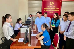 Chủ tịch Ủy ban nhân dân tỉnh Điện Biên Lê Thành Đô kiểm tra vận hành Trung tâm phục vụ hành chính công theo mô hình chính quyền địa phương hai cấp tại xã Thanh Nưa (mới). (Ảnh: LÊ LAN)