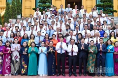Chủ tịch nước Lương Cường với các đại biểu tại buổi gặp mặt.