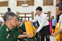 Chủ tịch nước Lương Cường trao quà tặng các thương binh tại Trung tâm Điều dưỡng thương binh Duy Tiên.