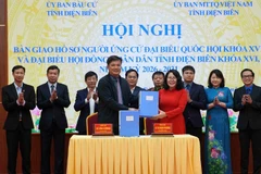 Đại diện lãnh đạo Ủy ban bầu cử tỉnh Điện Biên bàn giao hồ sơ người ứng cử Đại biểu Quốc hội, đại biểu Hội đồng nhân dân tỉnh nhiệm kỳ 2026-2031 cho Ủy ban Mặt trận Tổ quốc Việt Nam tỉnh Điện Biên.