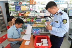 Lực lượng chức năng kiểm tra chất lượng, nguồn gốc hàng hóa trên địa bàn thành phố Điện Biên Phủ, tỉnh Điện Biên.