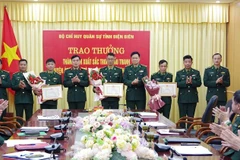Đại tá Nguyễn Trung Đắc, Chính ủy Bộ Chỉ huy Quân sự tỉnh trao giấy khen tặng 3 tập thể có thành tích đấu tranh thành công 2 chuyên án lớn về ma túy. (Ảnh: DŨNG HẠNH)