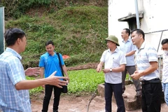 Cán bộ y tế tỉnh Điện Biên hướng dẫn cán bộ xã Nậm Kè cách tuyên truyền người dân phòng bệnh; đồng thời thực hiện nghiêm phun khử khuẩn quanh khu vực.