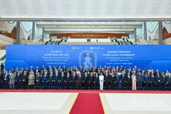 Chủ tịch nước Lương Cường và các đại biểu tại lễ đón.