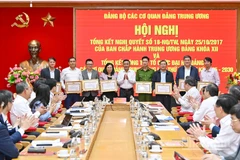 Thường trực Ban Bí thư Trần Cẩm Tú trao bằng khen tặng các tập thể có thành tích xuất sắc trong tham mưu tổ chức Đại hội Đảng bộ các cơ quan Đảng Trung ương lần thứ I.