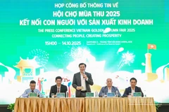 Thứ trưởng Công thương Nguyễn Sinh Nhật Tân; Thứ trưởng Văn hóa, Thể thao và Du lịch Hồ An Phong cùng lãnh đạo các đơn vị thuộc hai Bộ và Ủy ban nhân dân thành phố Hà Nội chủ trì họp báo.