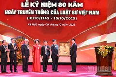 Chủ tịch nước Lương Cường trao quà tặng Liên đoàn Luật sư Việt Nam tại lễ kỷ niệm.