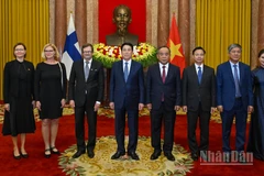 Chủ tịch nước Lương Cường và Đại sứ Cộng hòa Phần Lan tại Việt Nam Pekka Voutilainen cùng các đại biểu tại buổi lễ trình Quốc thư.