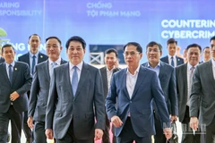 Chủ tịch nước Lương Cường, Phó Thủ tướng Bùi Thanh Sơn cùng các đại biểu tới kiểm tra buổi tổng duyệt chuẩn bị cho Lễ mở ký và Hội nghị cấp cao Công ước Liên hợp quốc về chống tội phạm mạng.