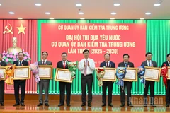 Chủ nhiệm Ủy ban Kiểm tra Trung ương Nguyễn Duy Ngọc trao Huân chương Lao động của Chủ tịch nước tặng các cá nhân có thành tích xuất sắc.