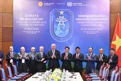 Chủ tịch nước Lương Cường và Tổng Công tố Nga Alexander Vladimirovich Gutsan cùng các đại biểu tại buổi tiếp.