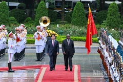 Chủ tịch nước Lương Cường và Tổng thống Nam Phi Matamela Cyril Ramaphosa duyệt Đội Danh dự Quân đội nhân dân Việt Nam.