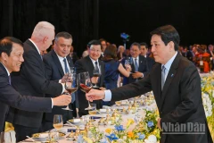 Chủ tịch nước Lương Cường chúc mừng các Trưởng đoàn dự Lễ mở ký Công ước Hà Nội.