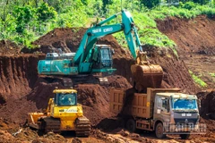 Công đoạn bốc đất phủ trong khai thác bô-xít.