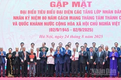 Các đồng chí lãnh đạo, nguyên lãnh đạo Đảng, Nhà nước và các đại biểu tại hội nghị.