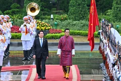 Chủ tịch nước Lương Cường và Quốc vương Bhutan Jigme Khesar Namgyel Wangchuck duyệt Đội Danh dự Quân đội nhân dân Việt Nam tại lễ đón.