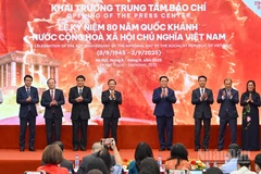 Các đại biểu thực hiện nghi thức bấm nút khai trương Trung tâm Báo chí Lễ kỷ niệm 80 năm Quốc khánh. 