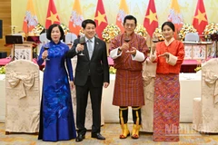 Chủ tịch nước Lương Cường và Phu nhân Nguyễn Thị Minh Nguyệt cùng Quốc vương Bhutan Jigme Khesar Namgyel Wangchuck và Hoàng hậu Jetsun Pema nâng ly tại chiêu đãi.