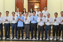 Chủ tịch nước Lương Cường và các đại biểu cùng các đồng chí trong Ban Thường vụ Tỉnh ủy Cao Bằng tại buổi làm việc.
