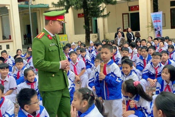 Công an tỉnh Tuyên Quang tuyên truyền pháp luật cho các em học sinh. Ảnh: Thắng Chung