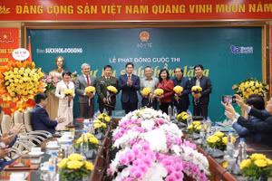 Thứ trưởng Thường trực Bộ Y tế Vũ Mạnh Hà tặng hoa Hội đồng Chung khảo.