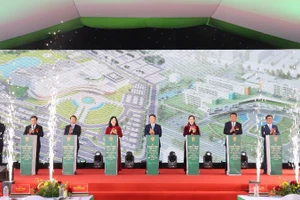 Các đại biểu bấm nút khánh thành phần xây dựng công trình Bệnh viện Bạch Mai cơ sở 2 và Bệnh viện Hữu nghị Việt Đức cơ sở 2.