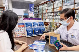 Tư vấn, hướng dẫn người dân mua thuốc tại Hệ thống nhà thuốc Long Châu.