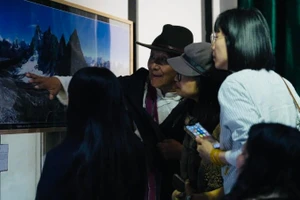 Nhiếp ảnh gia Sonam đang giới thiệu với khách tham quan về những bức ảnh về vùng núi tuyết Himalaya.