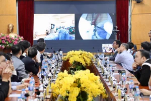 Các chuyên gia trong nước và quốc tế cùng trao đổi, chia sẻ các vấn đề chuyên môn liên quan phẫu thuật vNOTES.