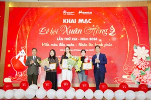 Đại diện ban tổ chức tặng hoa tri ân các nghệ sĩ đồng hành chương trình.