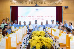 Ban lãnh đạo Bệnh viện K tặng quà cho người bệnh là thương binh, bệnh binh và thân nhân gia đình liệt sĩ.