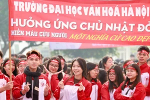 Đông đảo sinh viên, các bạn trẻ hưởng ứng "Chủ nhật Đỏ" lần thứ XVIII.