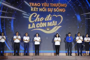 Các đại biểu tham dự Chương trình “Ngày hưởng ứng hiến tặng mô, tạng 20/5".