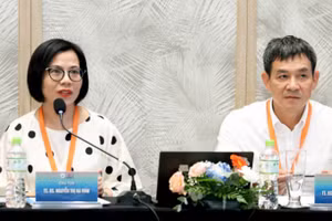 Tiến sĩ, bác sĩ Nguyễn Thị Hà Vinh (bên trái) chủ tọa phiên khoa học về rụng tóc tại Hội nghị Da liễu thẩm mỹ lần thứ 9.