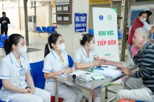 Cán bộ y tế Bệnh viện Bạch Mai tổ chức khám sàng lọc bệnh COPD cho người dân.