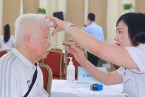 Các bác sĩ thăm khám sức khỏe cho người dân.