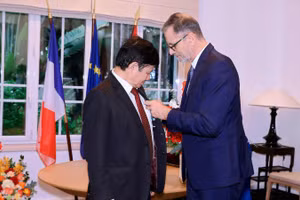 Đại sứ Pháp tại Việt Nam Olivier Brochet trao Huân chương Công trạng quốc gia tặng Giáo sư, Tiến sĩ Lê Danh Tuyên.