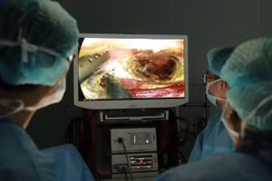 Ê-kíp phẫu thuật đang thực hiện ca phẫu thuật.