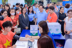 Phó Thủ tướng Hồ Quốc Dũng thăm khu vực triển khai chương trình tầm soát đột quỵ trong khuôn khổ lễ mít tinh phát động Ngày Sức khỏe toàn dân.