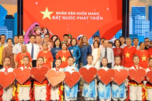 Khách mời và diễn viên, nghệ sĩ tham dự Chương trình nghệ thuật chính luận với chủ đề “Nhân dân khỏe mạnh – Đất nước phát triển”.