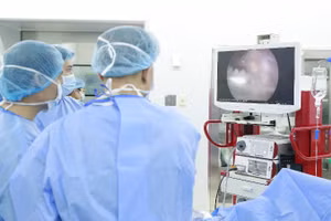 Ê-kíp phẫu thuật đang thực hiện ca phẫu thuật nội soi khớp gối.