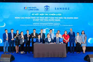 Đại diện các đơn vị ký kết văn bản thỏa thuận hợp tác.