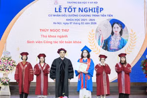 Giáo sư, Tiến sĩ, Bác sĩ Nguyễn Hữu Tú dự lễ trao bằng cho sinh viên Trường đại học Y Hà Nội.