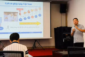 Tiến sĩ Phạm Gia Anh, Phó Giám đốc Trung tâm Điều phối ghép tạng quốc gia báo cáo về lịch sử hình thành và phát triển ghép tạng tại Việt Nam. 