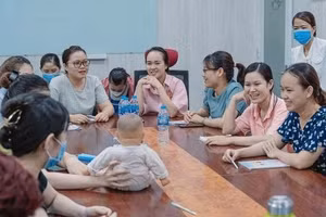 Một buổi hội thảo tư vấn về nuôi con bằng sữa mẹ cho người lao động. ( Ảnh: Tổ chức Alive & Thrive)