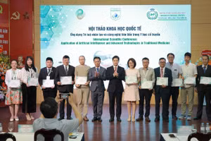 Đại diện Ban tổ chức trao chứng nhận cho các báo cáo viên tham gia Hội thảo quốc tế AITM 2026.